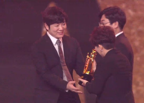 AL战队揭晓英雄联盟S15出征海报精彩瞬间